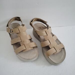 NEW Munro Beige Leather Strappy Sandals Size 9